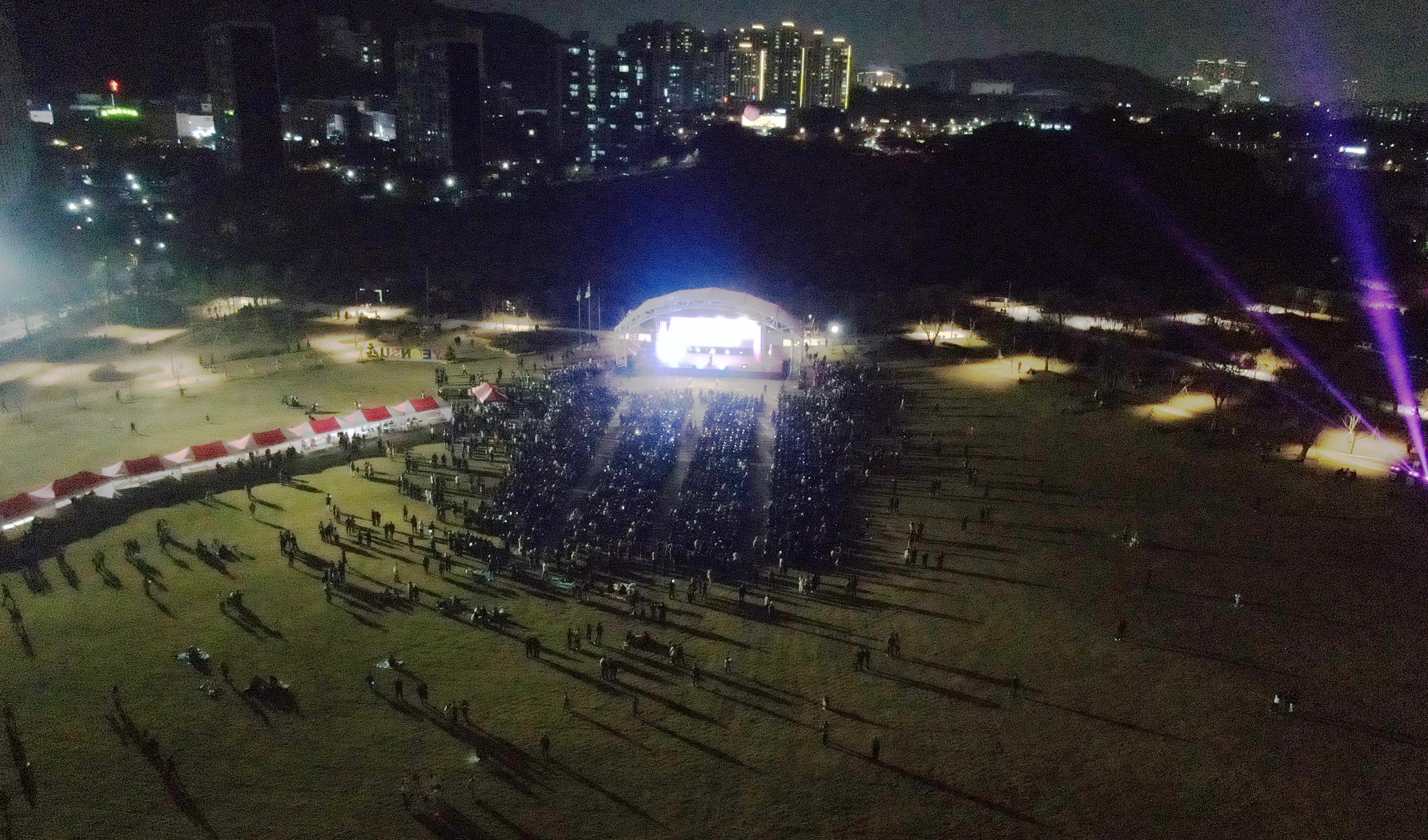연수구 원도심에 전국 최대 규모의 잔디광장이 조성됐다